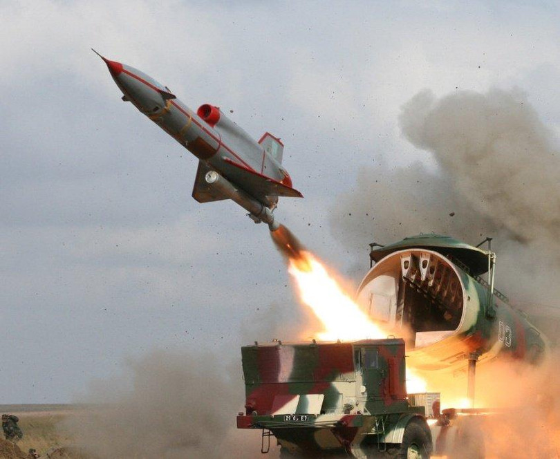 UAV Tu-143 được phóng từ bệ phóng tên lửa đất đối hạm (Ảnh: Thedrive).