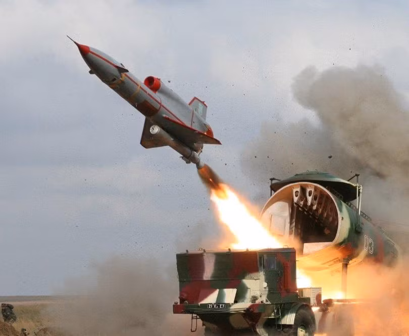 UAV Tu-143 được phóng từ bệ phóng tên lửa đất đối hạm (Ảnh: Thedrive).