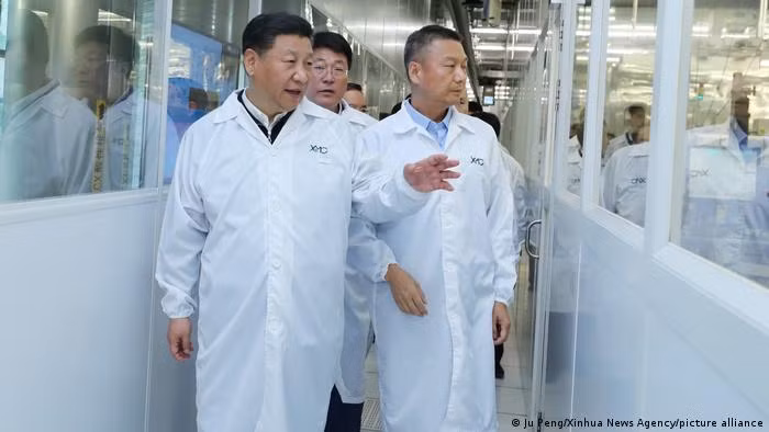 Lãnh đạo Trung Quốc đặc biệt quan tâm đến vấn đề tự chủ về chip. Trong ảnh: ông Tập Cận Bình thăm Nhà máy sản xuất chip ở Giang Tô (Ảnh: Xinhua).