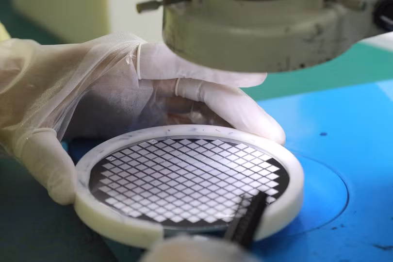 Biện pháp quản chế của Mỹ đã tác động mạnh đến ngành sản xuất chip của Trung Quốc (Ảnh: WSJ).