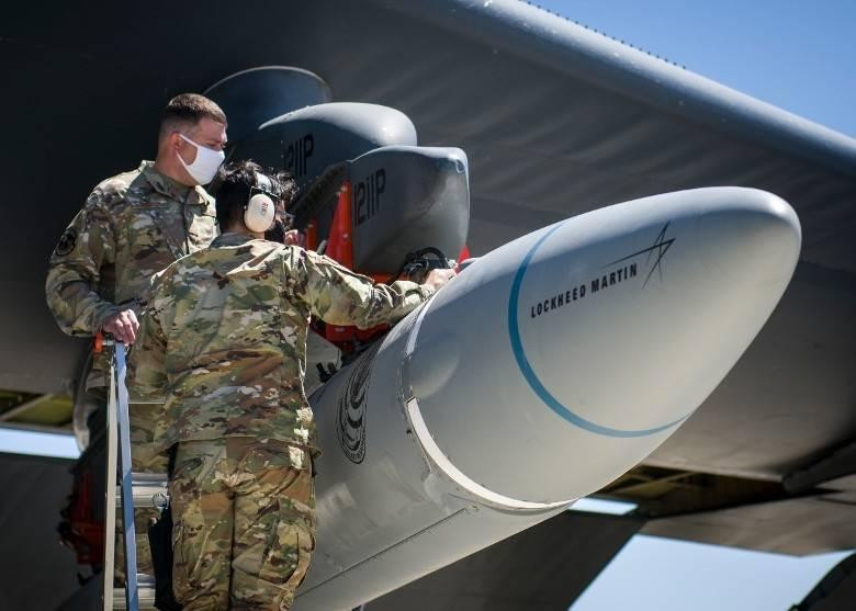 Lắp tên lửa AGM-183A lên máy bay B-52 (Ảnh: Thedrive).