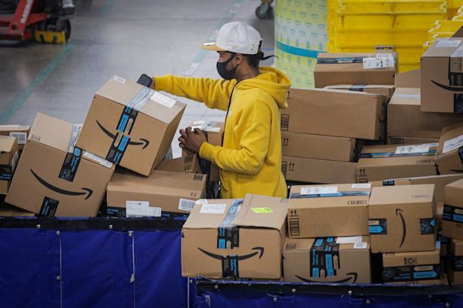 Nhân viên nhà kho nộp đơn kiện Amazon do không được nghỉ trưa đủ giờ. Ảnh: Reuters