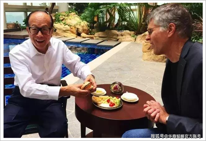 Lý Gia Thành và Bill Gates cùng nhau thưởng thức bánh burger kẹp thịt thực vật.