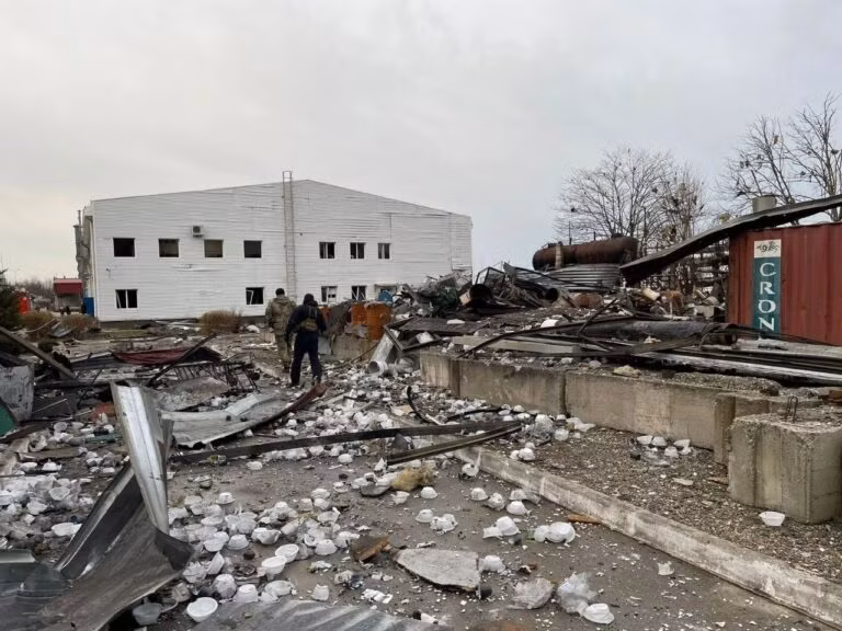 UAV tự sát quân đội Ukraine tấn công vào 1 kho chứa nhiên liệu trên địa phận vùng Krasnodar. Ảnh South Front. UAV tự sát quân đội Ukraine tấn công vào 1 kho chứa nhiên liệu trên địa phận vùng Krasnodar. Ảnh South Front.