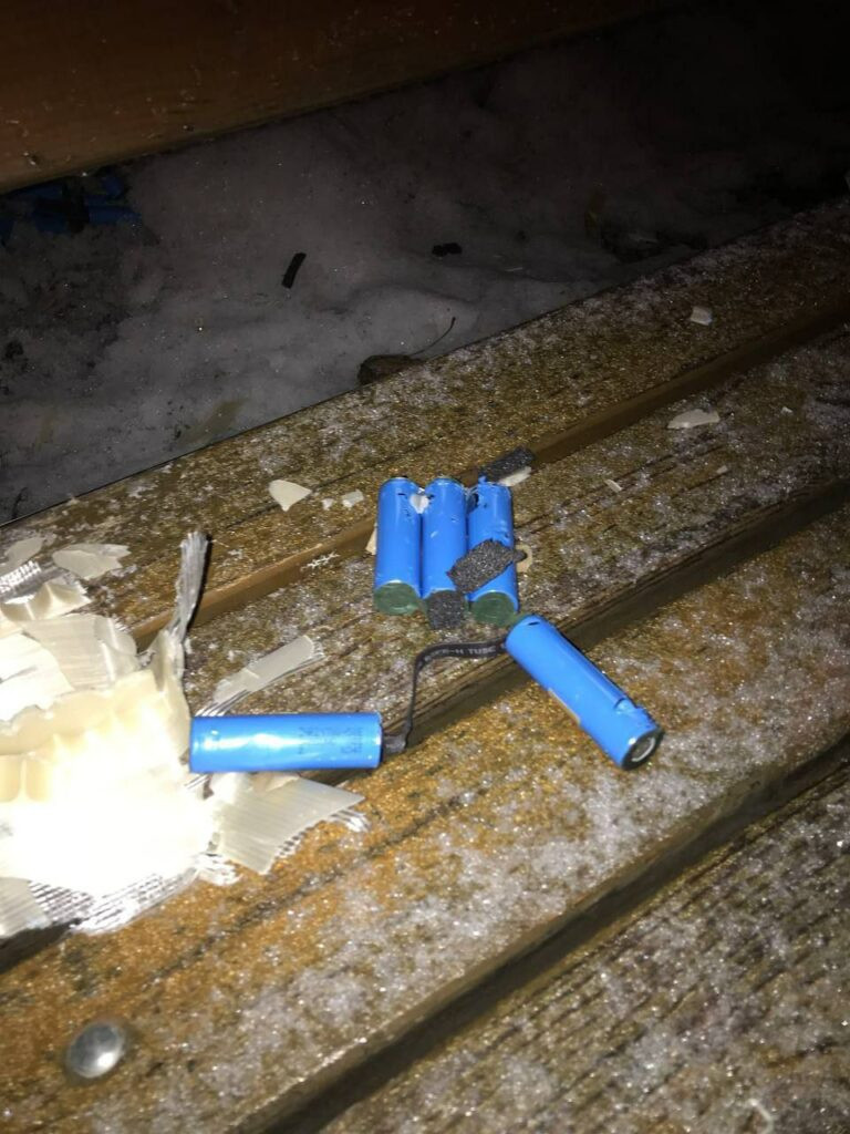 Các mảnh xác và khối nổ của UAV tự sát Ukraine, thu được trong vùng Belgorod. Ảnh South Front. Các mảnh xác và khối nổ của UAV tự sát Ukraine, thu được trong vùng Belgorod. Ảnh South Front.