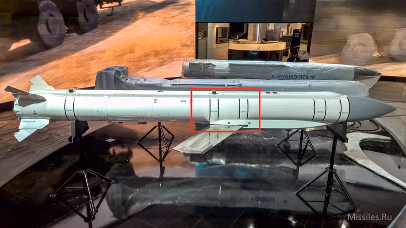 Các mảnh xác tổ hợp bom - tên lửa Grom của Nga, phát hiện trên chiến trường vùng Donetsk. Ảnh RG