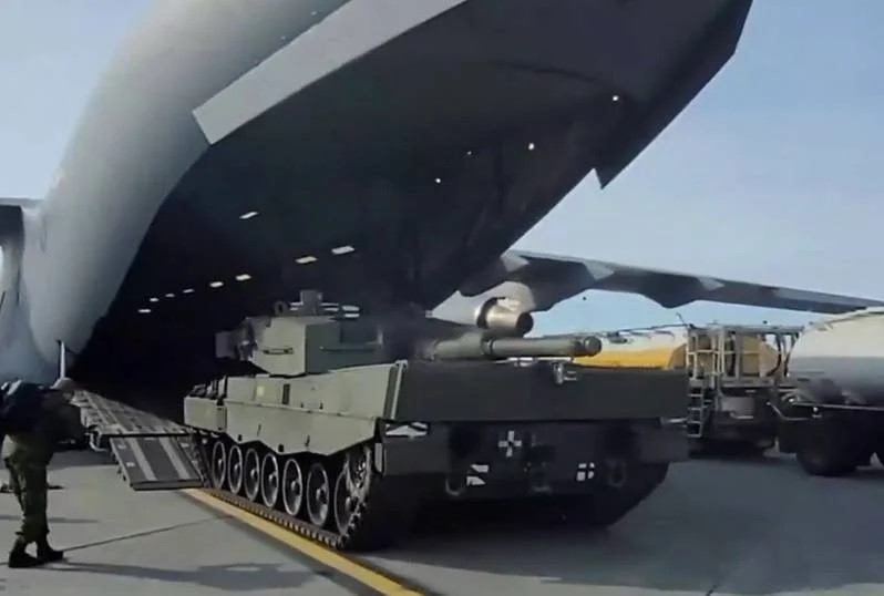 Canada chuyển giao xe tăng Leopard-2 cho quân đội Ukraine. Ảnh TopWar. Canada chuyển giao xe tăng Leopard-2 cho quân đội Ukraine. Ảnh TopWar.