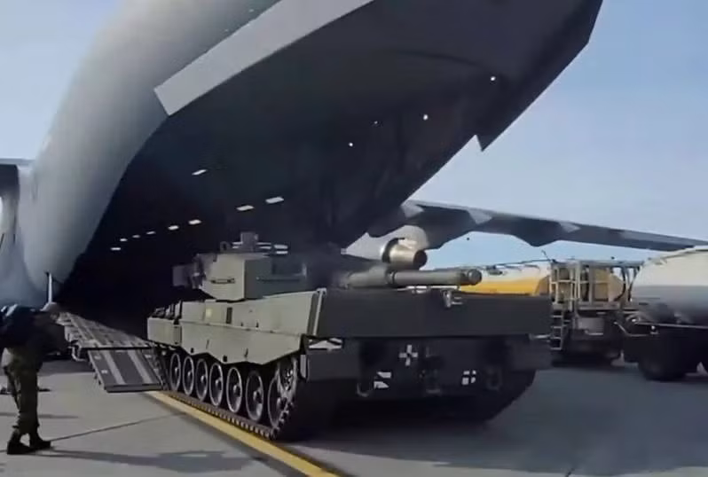 Canada chuyển giao xe tăng Leopard-2 cho quân đội Ukraine. Ảnh TopWar.