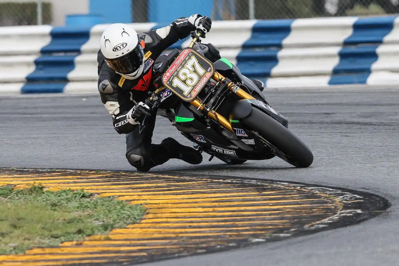 Mô tô điện đua Eva Ribelle của Energica, tham gia giải đua Seria Super Hooligan 2023 MotoAmerica. Ảnh Electrek