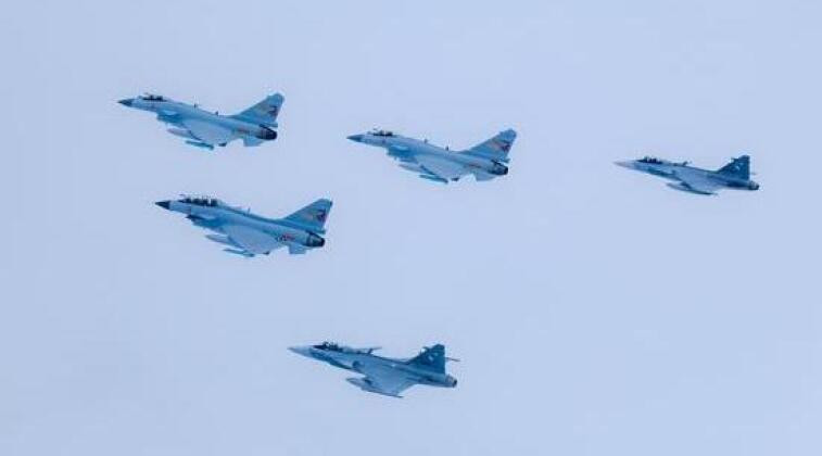 Máy bay chiến đấu J10C Trung Quốc và máy bay hạng nhẹ Gripen Thái Lan trong đội hình diễn tập. Ảnh Military Watch Máy bay chiến đấu J10C Trung Quốc và máy bay hạng nhẹ Gripen Thái Lan trong đội hình diễn tập. Ảnh Military Watch