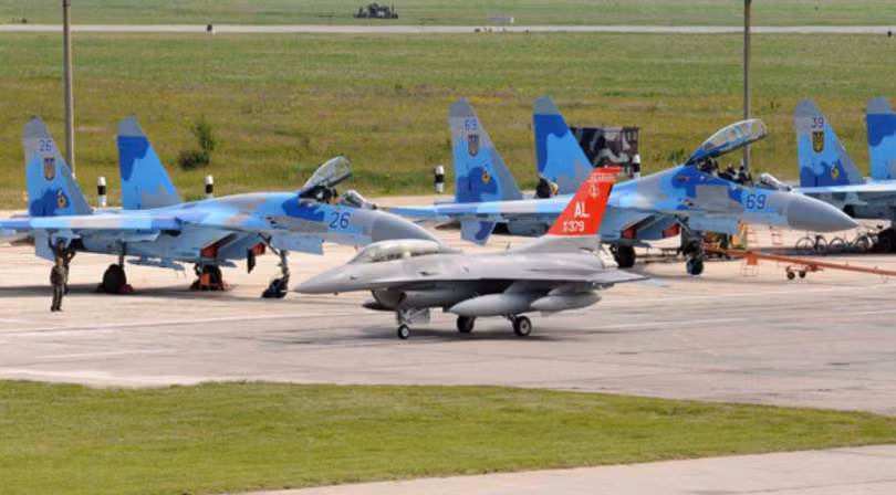 Myrhorod, cuộc diễn tập “Bầu trời an toàn 2011” các máy bay F-16 của Mỹ và Su-27 của Ukraine trên căn cứ không quân. Ảnh Poltava.to