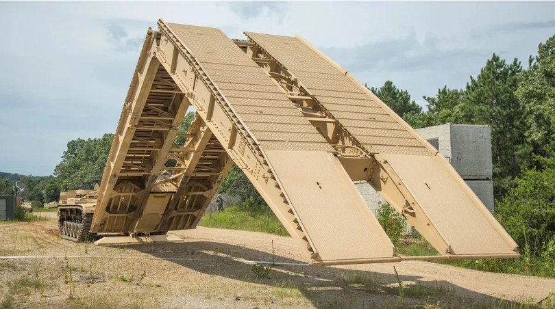 Mỹ viện trợ quân sự Ukraine các xe thiết giáp bắc cầu AVLB. Ảnh Kevin Quihuis Jr./Wikimedia Commons