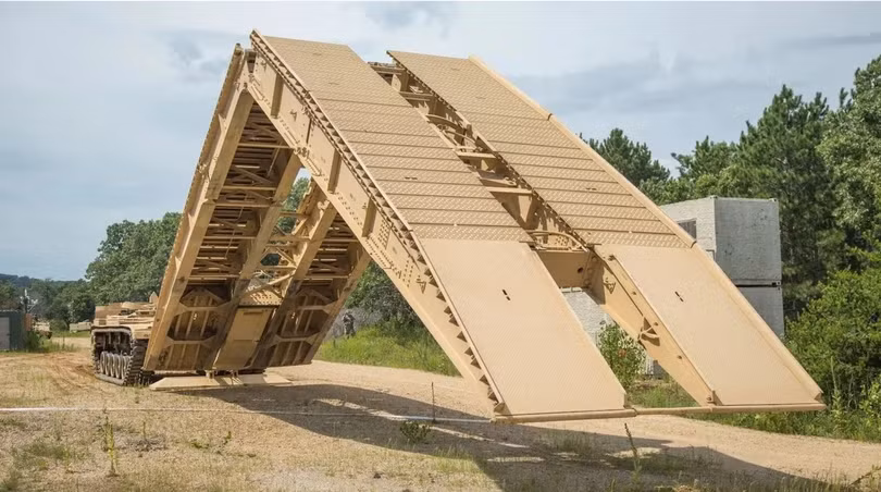 Mỹ viện trợ quân sự Ukraine các xe thiết giáp bắc cầu AVLB. Ảnh Kevin Quihuis Jr./Wikimedia Commons