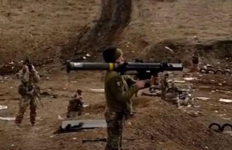 Binh sĩ Ukraine huấn luyện sử dụng súng phóng lựu MK153 SMAW. Ảnh Military Ukraine.