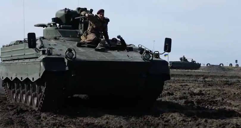 Oleksii Reznikov trên xe chiến đấu bộ binh Marder, tháng 3/2023. Ảnh video Military Portal Ukraine. Oleksii Reznikov trên xe chiến đấu bộ binh Marder, tháng 3/2023. Ảnh video Military Portal Ukraine.