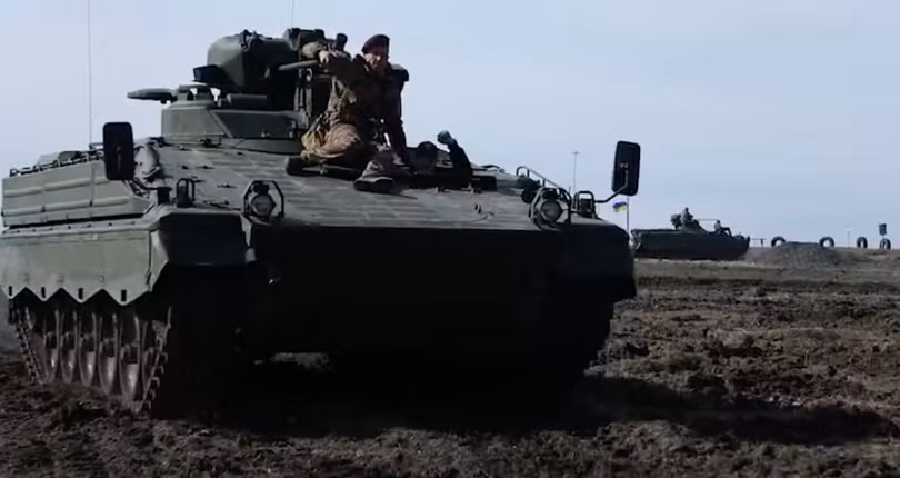 Oleksii Reznikov trên xe chiến đấu bộ binh Marder, tháng 3/2023. Ảnh video Military Portal Ukraine.