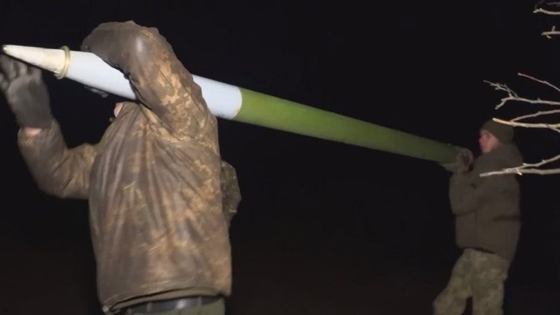 Pháo thủ Ukraine mang vác tên lửa ER Grad 2000 122mm do Serbia sản xuất. Ảnh Military Ukraine. Pháo thủ Ukraine mang vác tên lửa ER Grad 2000 122mm do Serbia sản xuất. Ảnh Military Ukraine.