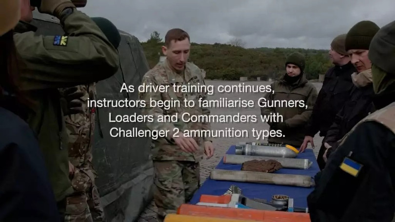Lính Anh và Ukraine đang làm việc với đạn uranium nghèo cho xe tăng Challenger 2. Ảnh chụp màn hình video UK MoD