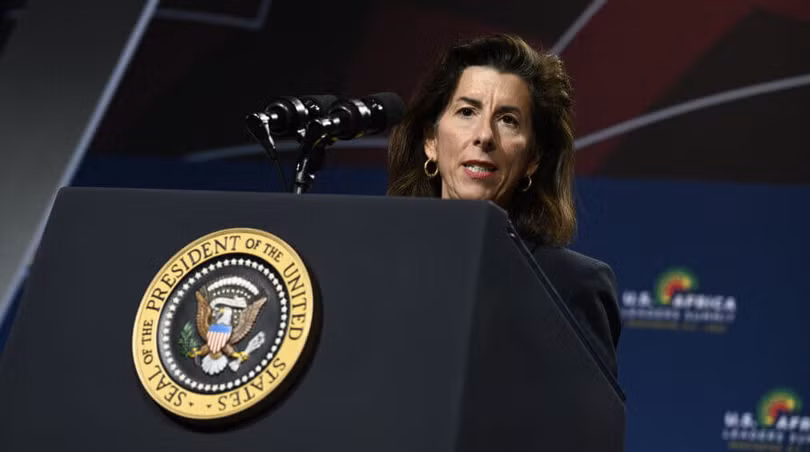 Bộ trưởng Bộ Thương mại Mỹ Gina Raimondo công bố các quy định mới về khoản tài trợ sản xuất chip nội địa. Ảnh Tech Wire Asia.