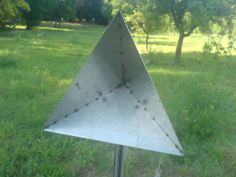 Tấm sắt hình Kim tự tháp được treo bên dưới khí cầu của Nga (Ảnh: QQ). Tấm sắt hình Kim tự tháp được treo bên dưới khí cầu của Nga (Ảnh: QQ).