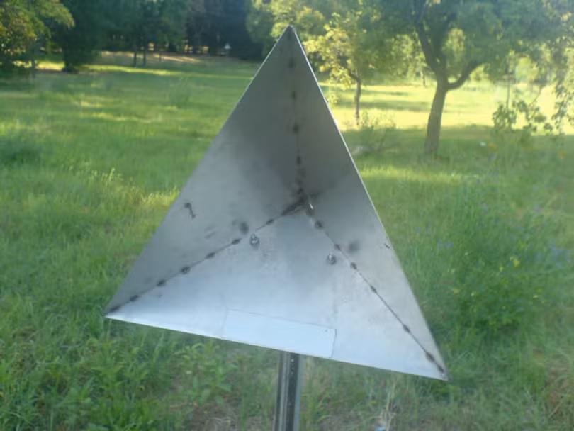 Tấm sắt hình Kim tự tháp được treo bên dưới khí cầu của Nga (Ảnh: QQ).