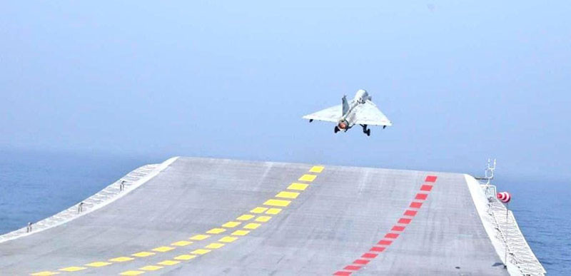 Máy bay Tejas cất cánh từ tàu Vikrant (Ảnh: The Hindu).
