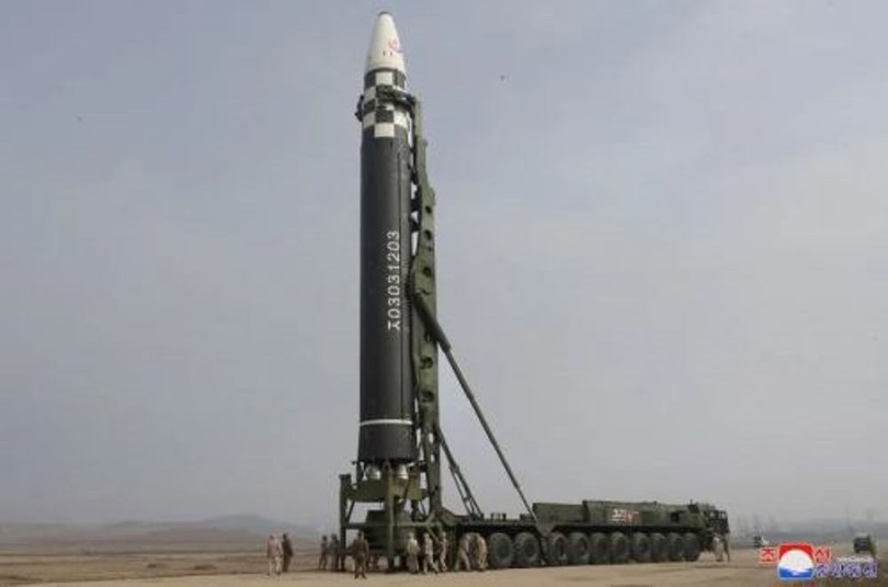 Tên lửa liên lục địa Hwasung-17 trong tư thế sẵn sàng phóng (Ảnh: KCNA). Tên lửa liên lục địa Hwasung-17 trong tư thế sẵn sàng phóng (Ảnh: KCNA).