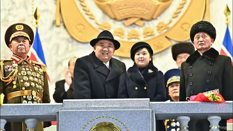 Ông Kim Jong-un cùng con gái trên lễ đài xem diễu binh tối 8/2 (Ảnh: QQ). Ông Kim Jong-un cùng con gái trên lễ đài xem diễu binh tối 8/2 (Ảnh: QQ).