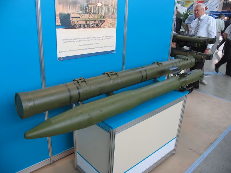 Ống phóng và đạn tên lửa 9K123 “Khrizantema” (Ảnh: Wiki).