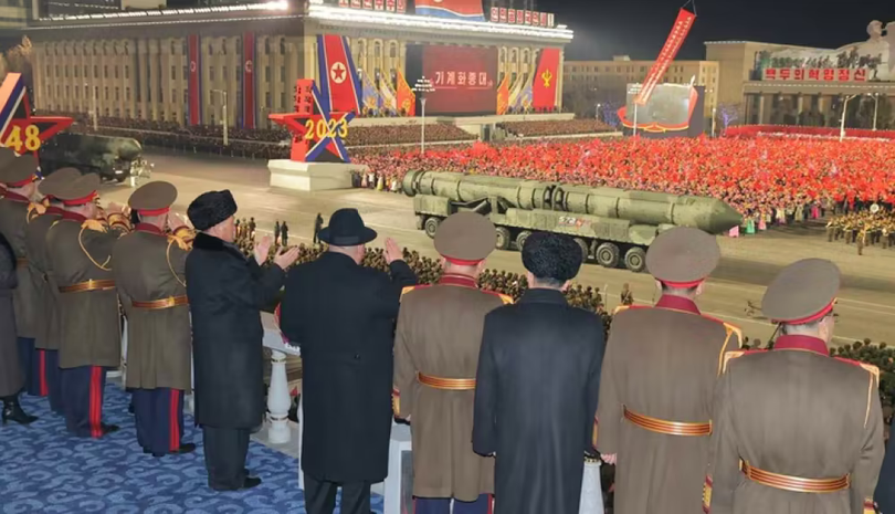 Ông Kim Jong-un và các quan chức Triều Tiên xem tên lửa ICBM mới diễu qua lễ đài (Ảnh: QQ). Ông Kim Jong-un và các quan chức Triều Tiên xem tên lửa ICBM mới diễu qua lễ đài (Ảnh: QQ).