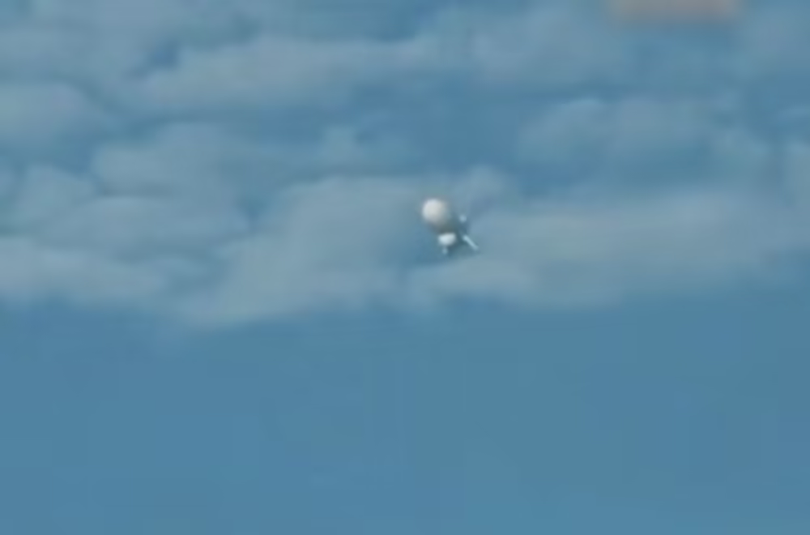 Ảnh của cư dân mạng chụp và đăng tải về UFO được cho là khí cầu radar của Mỹ xuất hiện gần cảng nhà tàu Liêu Ninh (Ảnh: QQ). Ảnh của cư dân mạng chụp và đăng tải về UFO được cho là khí cầu radar của Mỹ xuất hiện gần cảng nhà tàu Liêu Ninh (Ảnh: QQ).