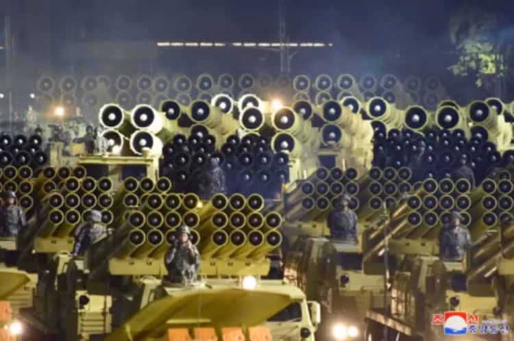 Các loại dàn phóng hỏa tiễn đa nòng đủ các cỡ của Triều Tiên (Ảnh: KCNA).