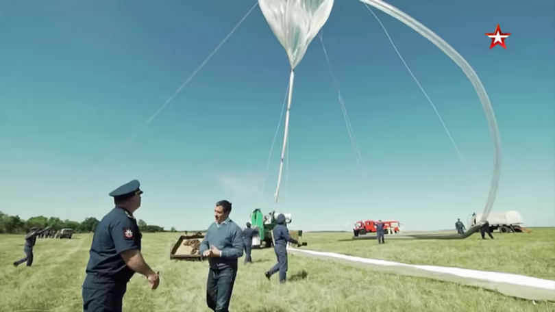 Binh sĩ Nga thả khí cầu lên không trung (Ảnh: QQ). Binh sĩ Nga thả khí cầu lên không trung (Ảnh: QQ).