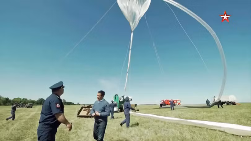 Binh sĩ Nga thả khí cầu lên không trung (Ảnh: QQ).