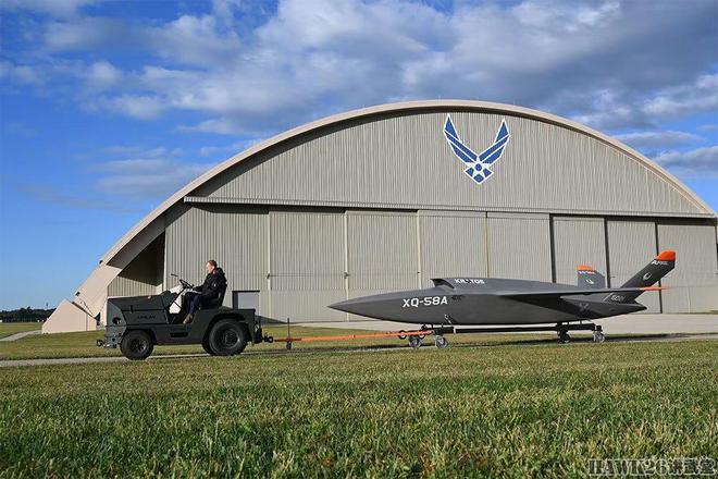 XQ-58A được lai dắt ra khỏi nhà chứa máy bay (Ảnh: USAF).