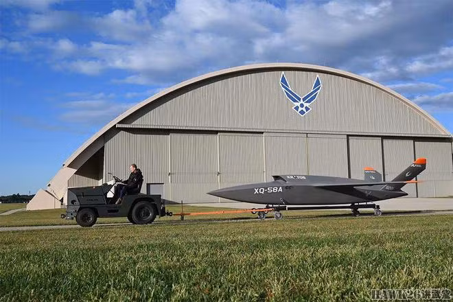 XQ-58A được lai dắt ra khỏi nhà chứa máy bay (Ảnh: USAF).