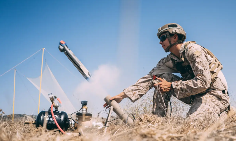 "Bom lảng vảng" Switchblade-600 được phóng bằng ống phóng gọn nhẹ có thể bay lòng vòng trên không tìm mục tiêu dưới mặt đất rồi tấn công. (Ảnh: Sohu). "Bom lảng vảng" Switchblade-600 được phóng bằng ống phóng gọn nhẹ có thể bay lòng vòng trên không tìm mục tiêu dưới mặt đất rồi tấn công. (Ảnh: Sohu).