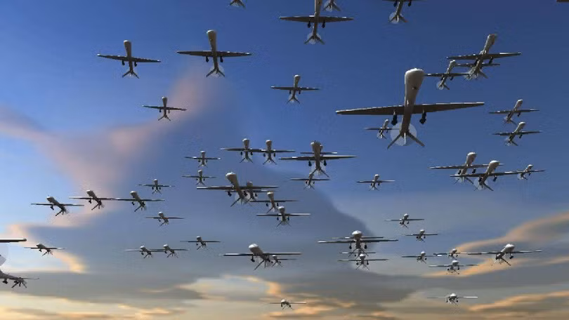 Hình ảnh mô phỏng về chiến thuật "bầy ong" máy bay không người lái (Ảnh: Sohu).