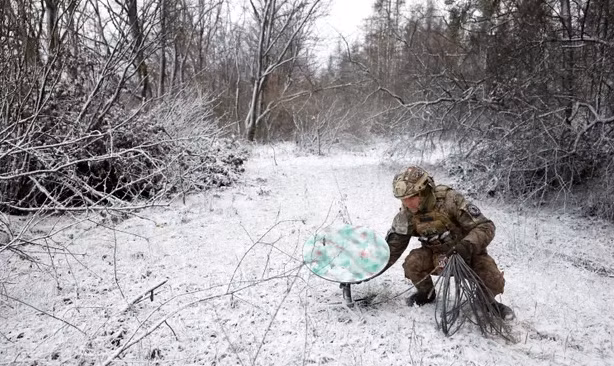 Binh sĩ Quân đội Ukraine triển khai một thiết bị đầu cuối tại mặt trận ở Luhansk, miền Đông Ukraine (Ảnh: Reuters).