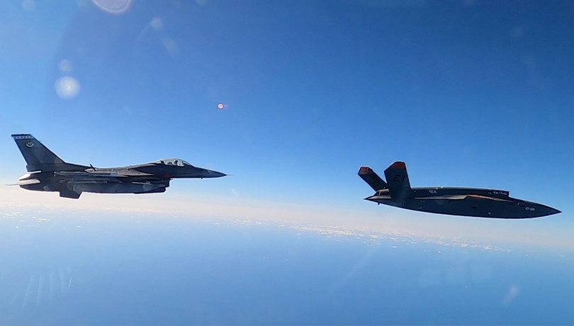 XQ-58A (trước) bay cùng F-16 Viper (Ảnh: USAF).