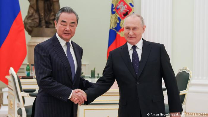 Ngày 22/2, Chủ nhiệm Văn phòng Đối ngoại Trung ương Trung Quốc gặp Tổng thống Nga Putin tại Moscow (Ảnh: TASS). Ngày 22/2, Chủ nhiệm Văn phòng Đối ngoại Trung ương Trung Quốc gặp Tổng thống Nga Putin tại Moscow (Ảnh: TASS).