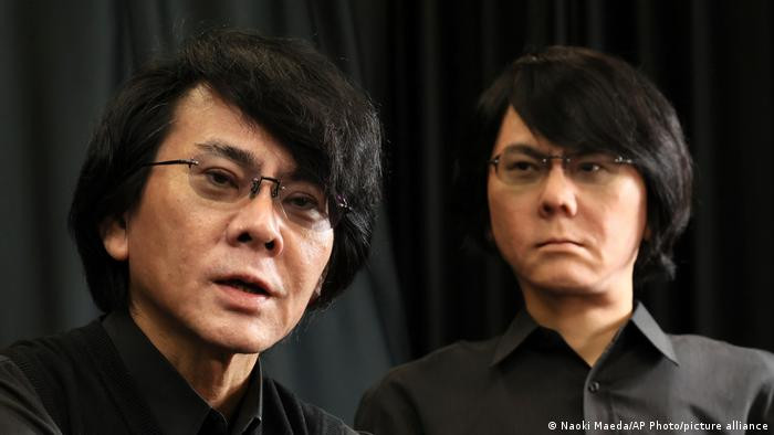 Chuyen gia nguoi may Hiroshi Ishiguro va ban sao AI.jpg