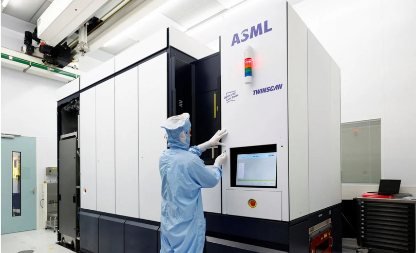 Một kỹ sư lắp ráp làm việc trên hệ thống quang khắc TWINSCAN DUV tại ASML (Ảnh: SCMP)