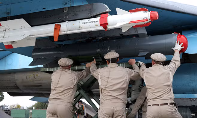 Binh sĩ Nga lắp vũ khí lên máy bay chuẩn bị xuất kích tại chiến tường Syria