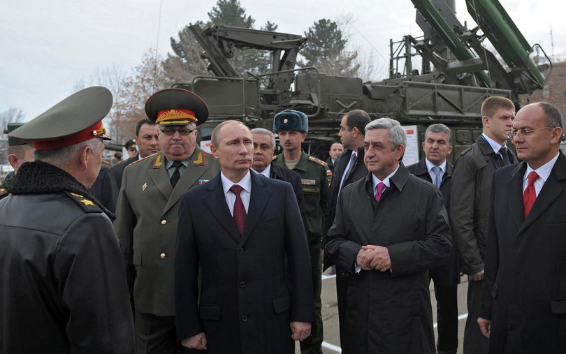 Ông Putin tới thăm một triển lãm quân sự