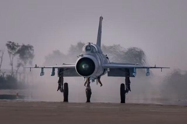 Tiêm kích MiG-21 của Không quân Triều Tiên chuẩn bị cất cánh. MiG-21 là máy bay tiêm kích có số lượng đông đảo nhất của Triều Tiên