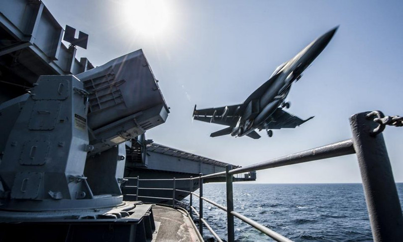 Máy bay F/A 18 xuất kích từ tàu sân bay Vinson