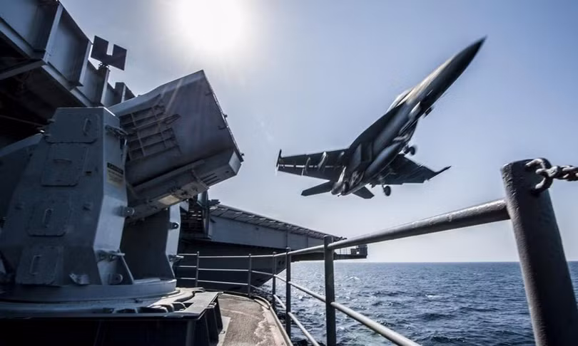 Máy bay F/A 18 xuất kích từ tàu sân bay Vinson