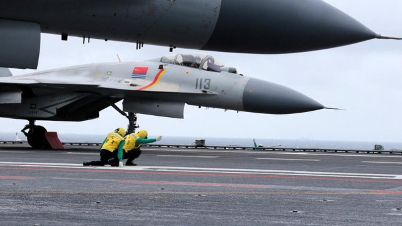 Chiến đấu cơ J-15 chuẩn bị xuất kích từ tàu sân bay Liêu Ninh