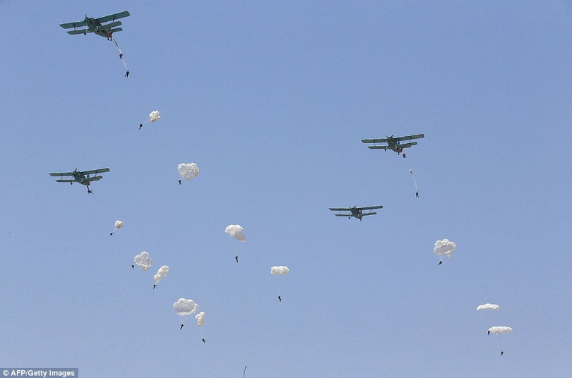 Lính dù Triều Tiên tập trận dưới sự giám sát của nhà lãnh đạo Kim Jong un